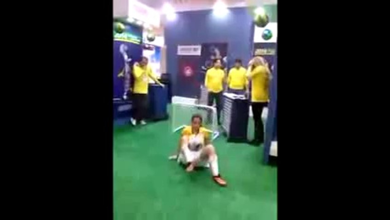 Crazy skills by a gril in Brazil (World Cup 2014)