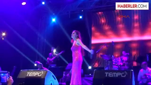 Tilbe Üşüyünce Konsere Hırkayla Devam Etti