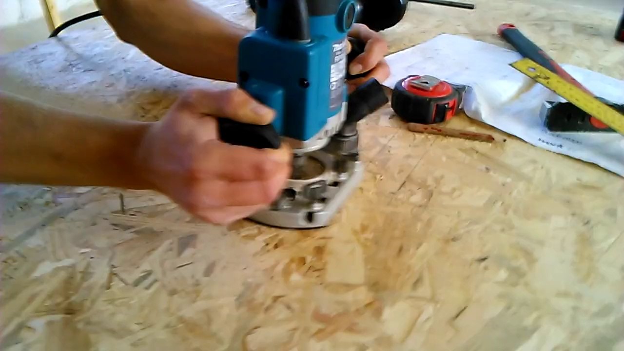 Découpe panneau osb à la défonceuse pour emplacement menuiserie