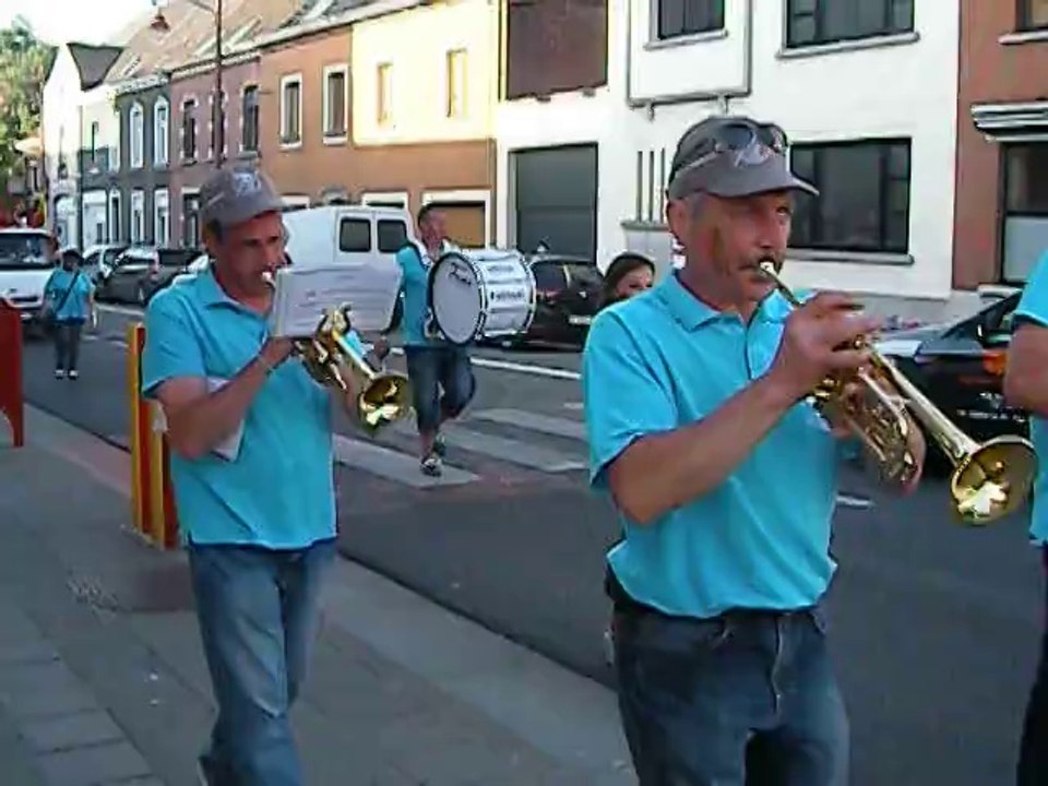 Ambiance dans les rues de Leuze-en-Hainaut après le match Belgique