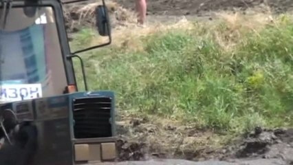 Russian farmers whiz through mud in a spectacular rally