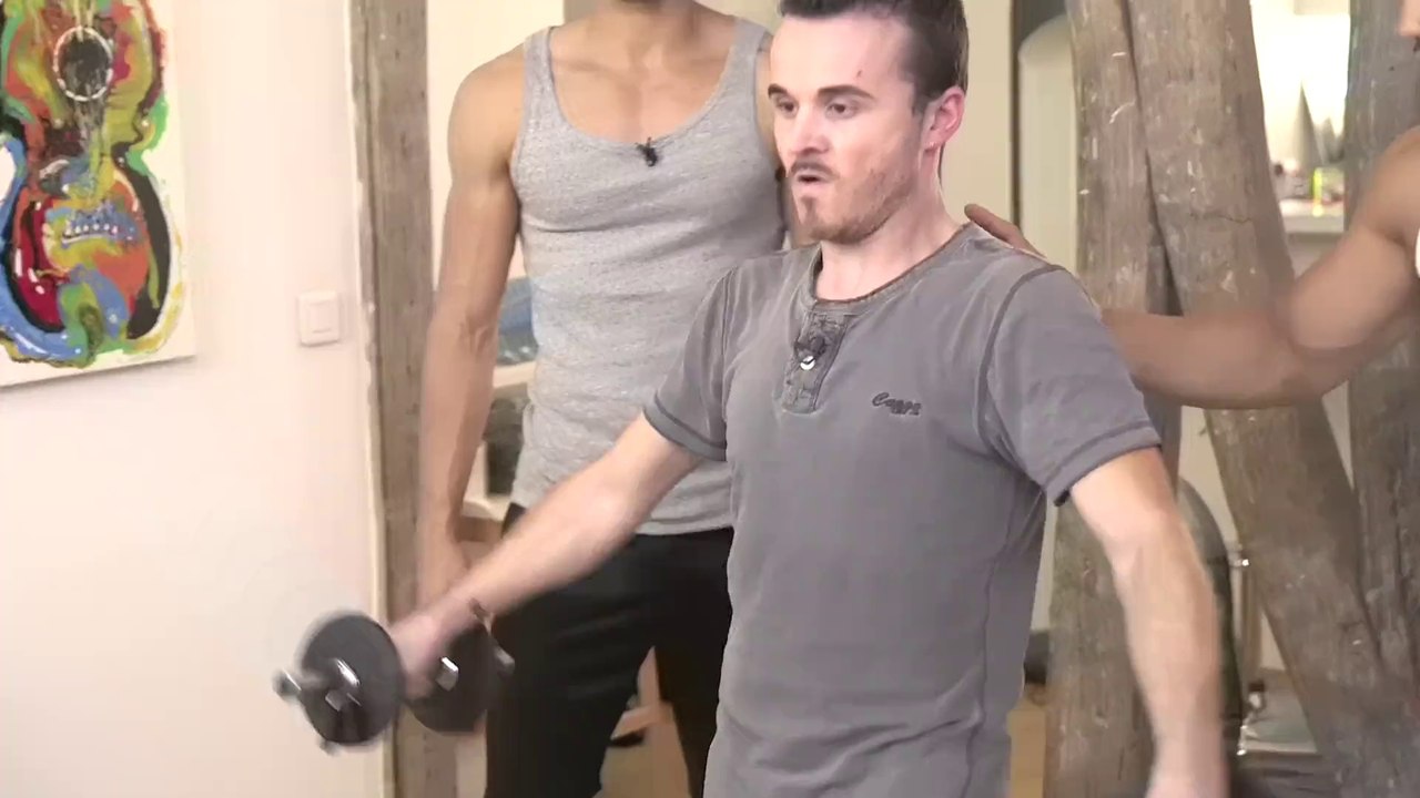 Se muscler les épaules avec des haltères :  Coaching de Sebastien des Princes de l'Amour par BodyTime