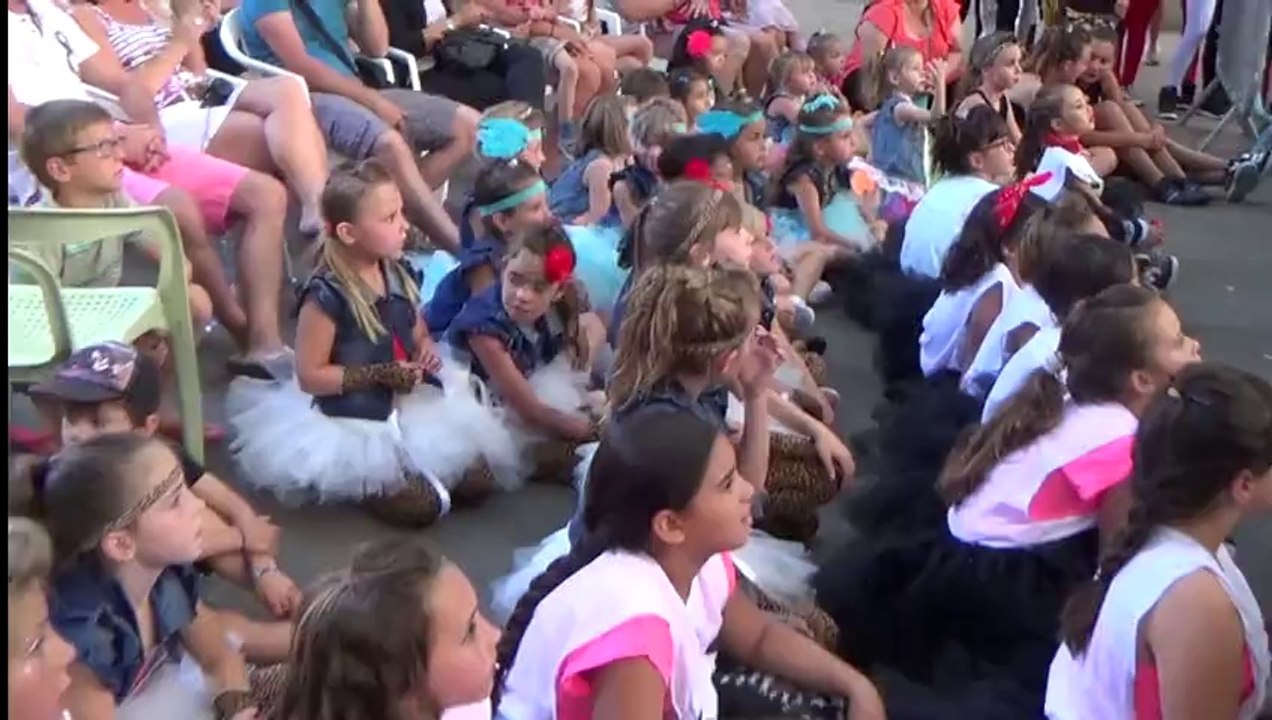 VARNEWS.FR sur le Cours Bouge de Salernes Spectacle M’CI DANSE Dimanche 22 Juin 2014 organisé par VERA VAGH adjointe à la culture en présence de VIRGINIE LANZA adjointe aux associations  de la Mairie de Salernes Dracénie Var