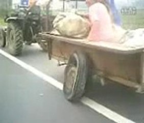 Xe kỳ dị xiêu vẹo với chiếc bánh lỏng lẻo