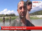 Turistlerin Çamur Banyosu Keyfi