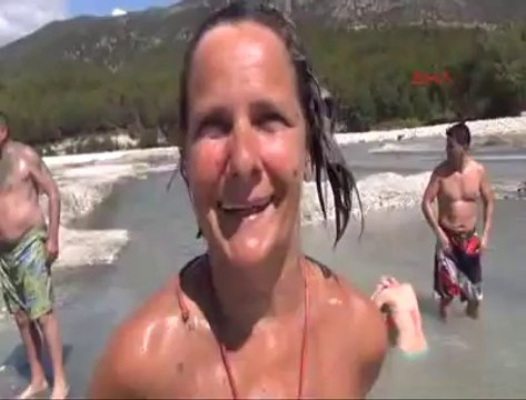 FETHİYE TURİSTLERİN ÇAMUR BANYOSU KEYFİ