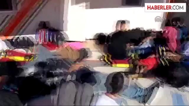 Botları batmak üzere olan kaçakları sahil güvenlik ekibi kurtardı -