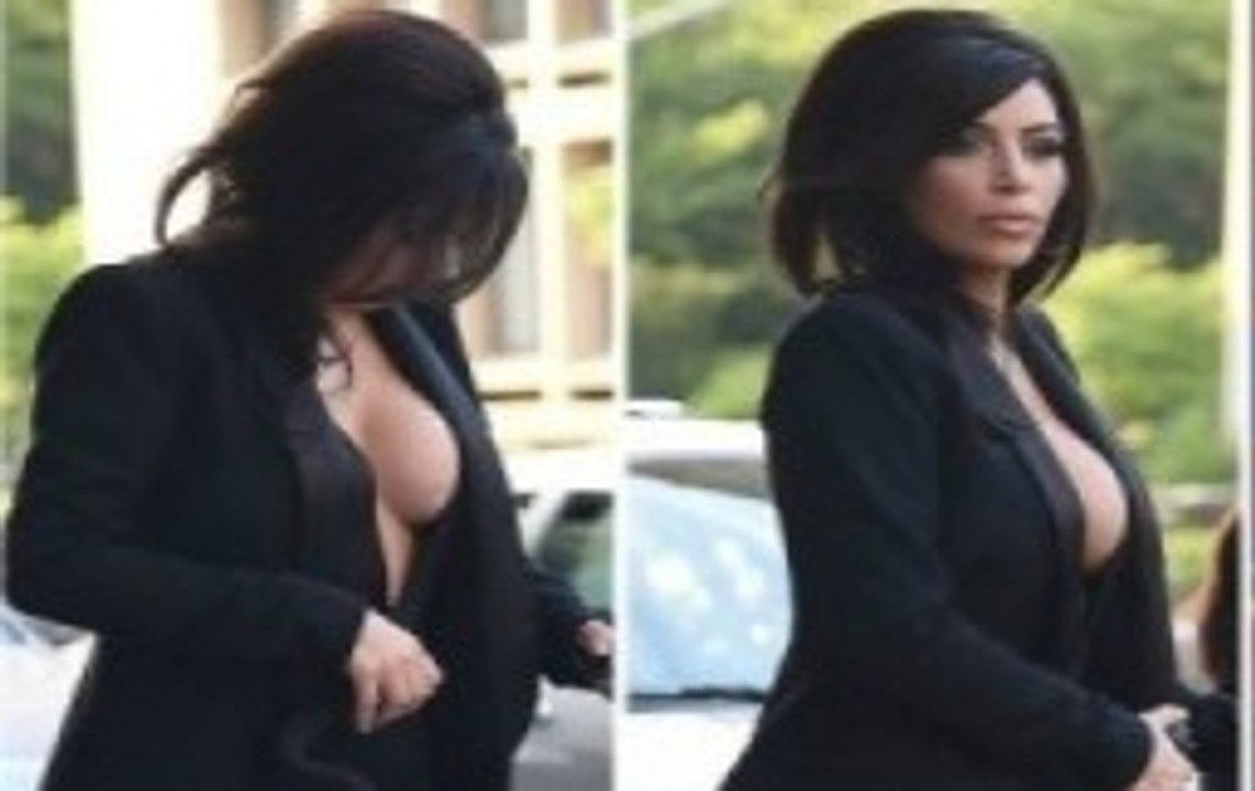 Kim Kardashian Flashes Deep Cle@vage
