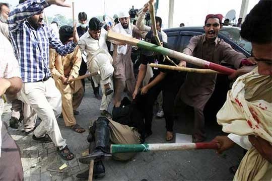 Dunya news-Islamabad: 24 policemen injured in clash with PAT workers