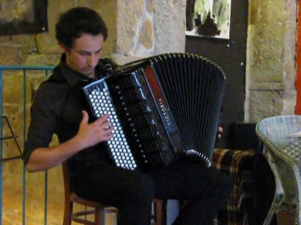Simon Barbaux (accordéon classique) au vernissage de Monique Veyrac le 21 juin 2014, à l'Antre Autre, Lyon