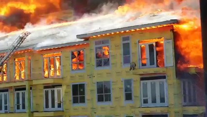 Sauvetage d’un homme coincé sur un immeuble en feu ! a voir