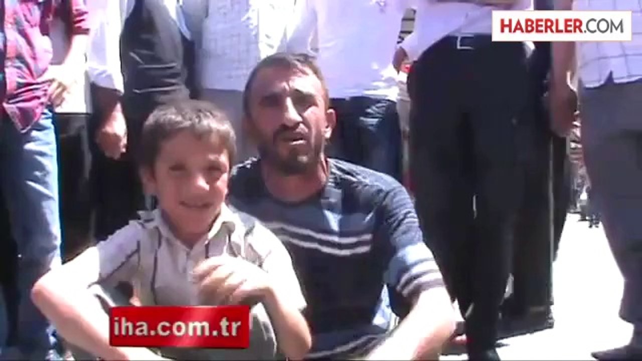 Borcu Yüzünden Elektrik Verilmeyince Yol Kapattılar