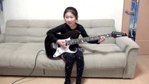 É Incrível o Que Essa Garota de Apenas 8 Anos é Capaz de Fazer Com Uma Guitarra