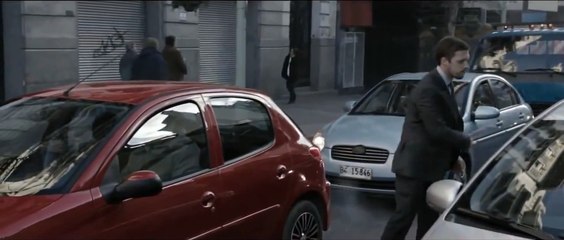 L'Aston Martin DB9 se mesure à la police