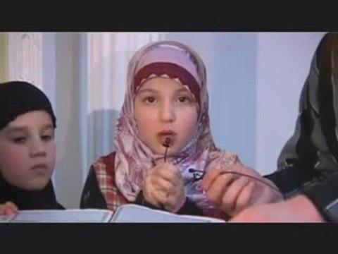 Fille Allemande récit du Coran Sourat(l'envelopante Al-Gasiyah)
