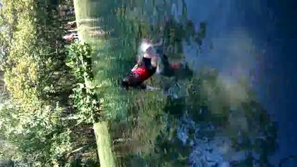 Carol Diniz pulando no lago azul