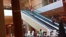 Un homme glisse d'un escalator (FAIL)