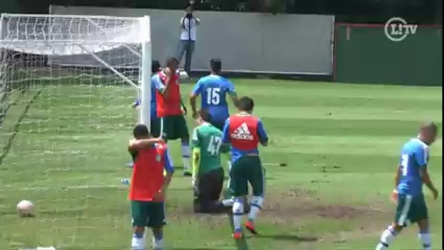 Golaço, passes, voleio... Valdivia brilha em treino do Verdão