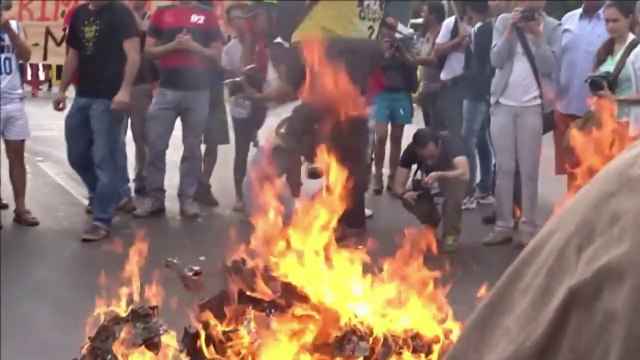 Ativistas queimam caricatura da Copa