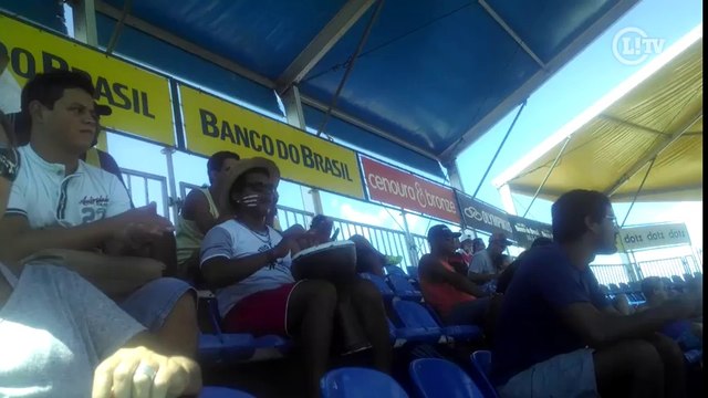 Torcedor rouba a cena por dança e provocação a Alison