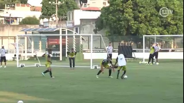 Revelação do Vasco faz carnaval na defesa e bagunça em treino