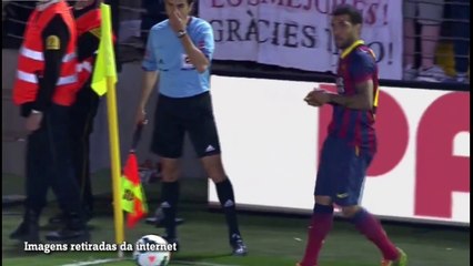 Relembre episódio de racismo sofrido por Daniel Alves