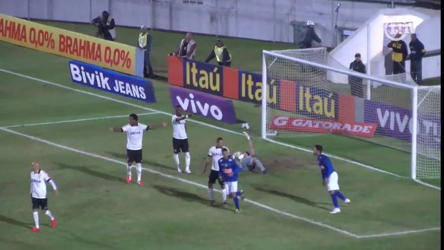 Goleiro do Cruzeiro falha feio e Corinthians entra no G4