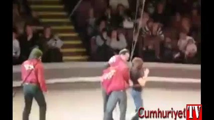 Pantolonu yırtılan genç kızın zor anları