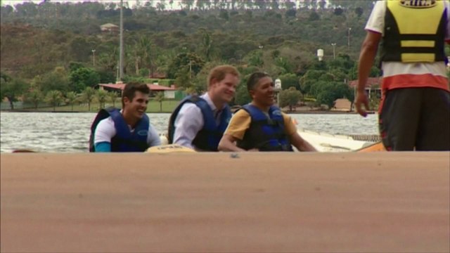 Le prince Harry fait du canoë avant le match Angleterre-Costa Rica