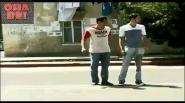 Karşıdan karşıya geçerken yardımlaşmak gerek... OhaBe.Tv