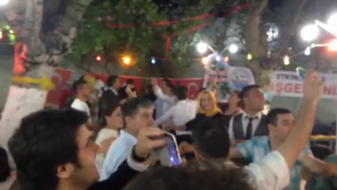 Damat ve Babası Ağaçta Göbek Attı