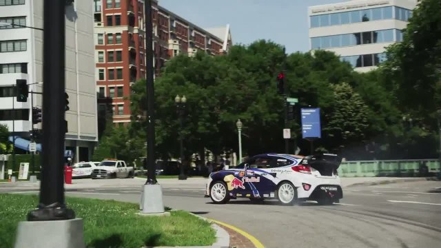 Rhys Millen en drift dans les rues de Washington