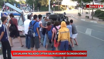Çocukların taşladığı cipteki gelin ve damat ölümden döndü