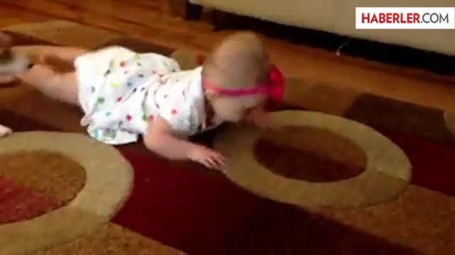 Köpek Yedi Aylık Bebeğe Emeklemeyi Öğretti