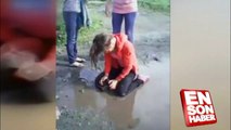 Rus 4 arkadaş kıskandıkları kıza yoldaki suyu içirdi