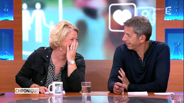Marina Carrère d'Encausse prise d'un fou rire