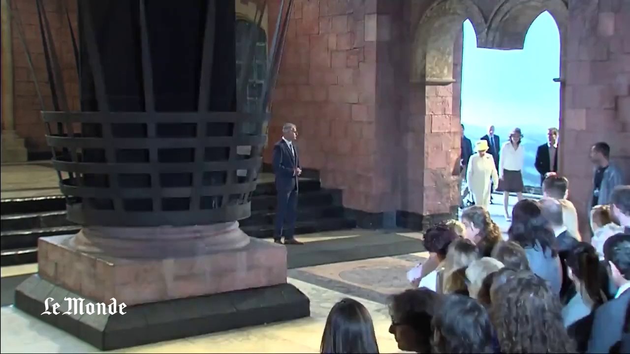 Elizabeth II visite le studio de "Game of Thrones"