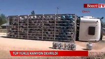 Tüp yüklü kamyon devrildi