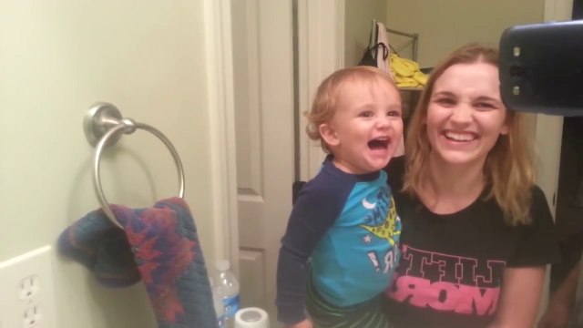 Kaşlarıyla Anne ve Babasını Güldüren Çocuk