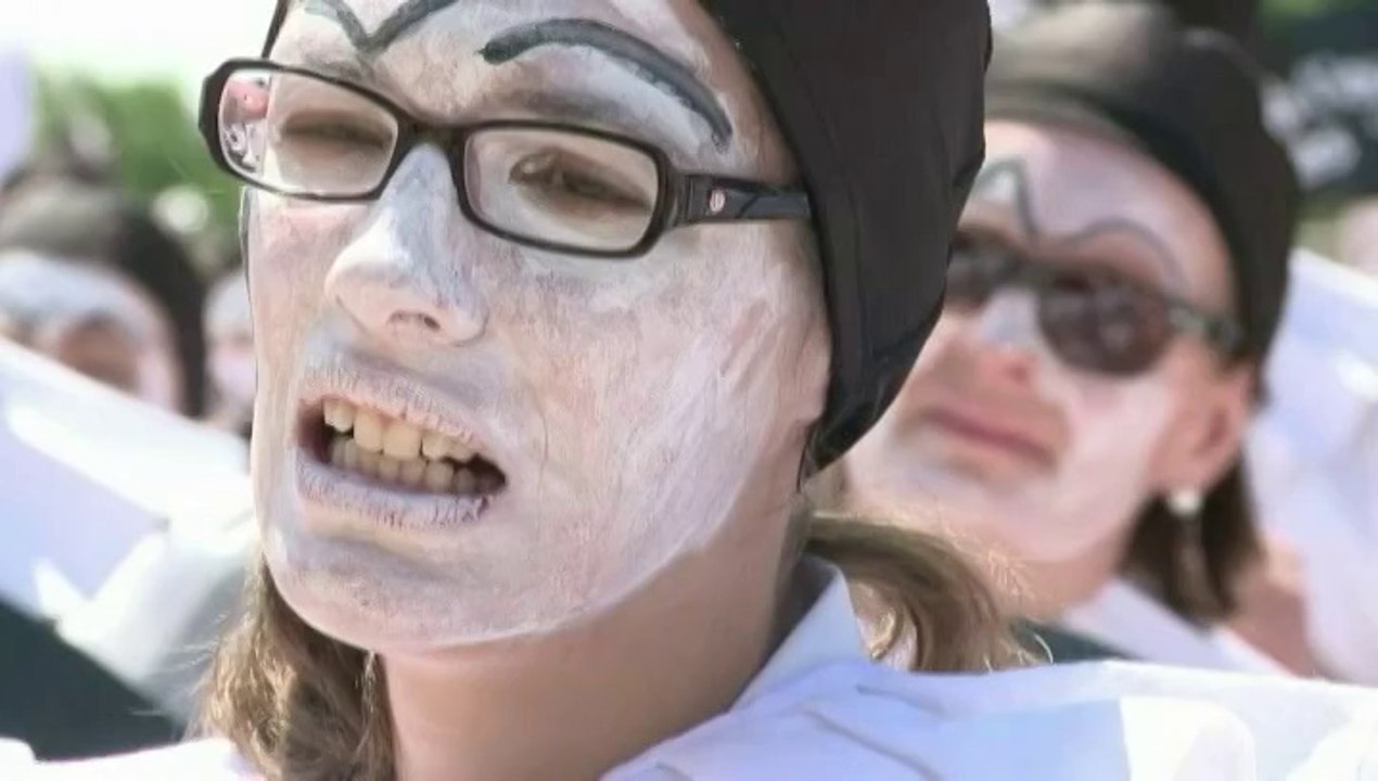 Des centaines de pierrots manifestent contre "l'euthanasie des vieux" et pour "la solidarité"