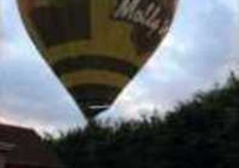 下载视频: UK Pilot Lands Hot-Air Balloon in Road