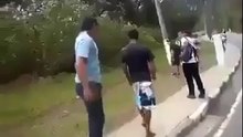 Deux jeunes qui allait agresser un mec sont remis en place par un plus vieux au brésil