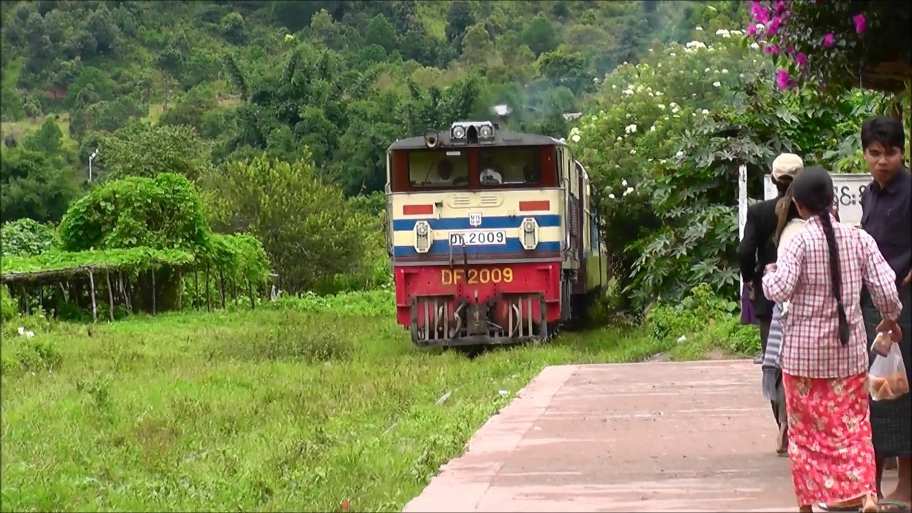 halte déjeuner dans la gargotte d'une petite gare