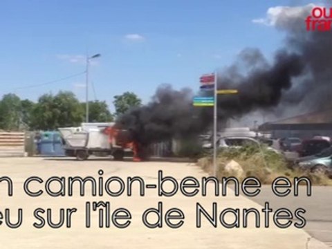 Un camion-benne en feu sur l'île de Nantes