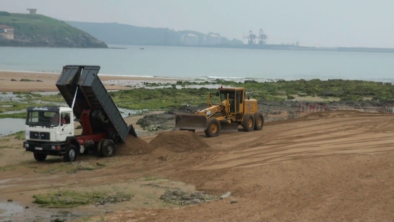 Trasvase de arena en playa de san Lorenzo Gijón, Asturias