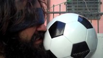 Homme Est Frappé Avec Le Football Au Ralenti