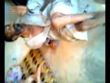 شبيحة الاسد تعذيب احد المدنيين على ايدي الشبيحة في بلدة خناصر/ سوريا  18