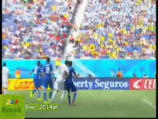 لحظة قيام لويس سواريز بعض كيليني في مباراة ايطاليا واوروغواي