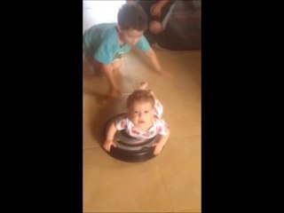 עלמה מנקה את הבית