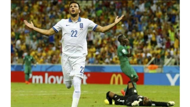 Grecia venció 2-1 a Costa de Marfil y clasificó a octavos